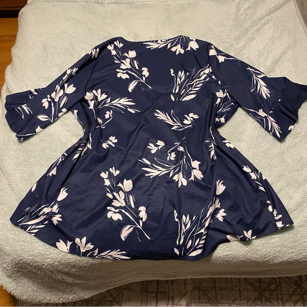 BloomChic Floral Blue and White Blouse with Arm Detail Size 22-24 - Picture 3 of 10